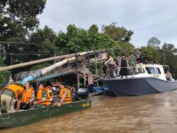 Patroli Gabungan Tertibkan Tambang Emas Ilegal di Perairan Sungai Kapuas
