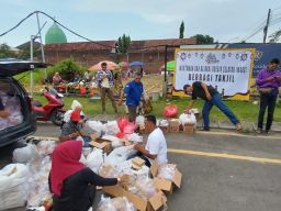 Wartawan dan Aliansi Gresik Selatan Berbagi 1000 Takjil di Menganti