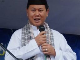 Berdiri di Tengah Badai Global