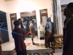 Rumah Mantan Istri Kepala Desa Kutogirang Digrebek Warga