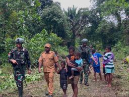 Satgas Pamtas Yonif 501 Bajra Yudha Jemput Keluarga Organisasi Papua Merdeka