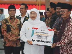 Gubernur Jawa Timur Serahkan Bantuan Keuangan Khusus di Bangkalan