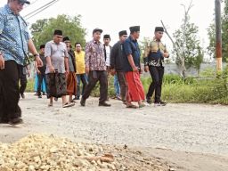 Ruas Jalan Penghubung Blega dan Kedundung Mulai Diperbaiki