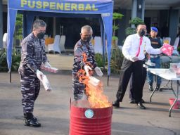 TNl AL Musnahkan Barbuk 1,4 Ton Rokok Ilegal dan Sarang Burung Walet