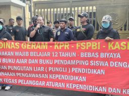 Ratusan Massa Demo di Kantor DPRD Gresik