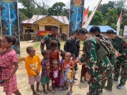 Satgas Yonif 501 Bajra Yudha Kibarkan Bendera Merah Putih