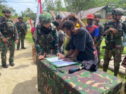 Pentolan Organisasi Papua Merdeka Menyerahkan Diri ke TNI