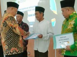 Kemenag Gresik Serahkan Bantuan Operasional Rintisan Masjid dan Musholla Ramah