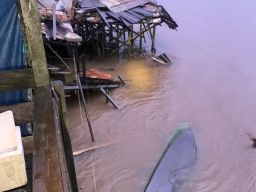 Tongkang PT Marindo Pacific Hanyut di Sungai Meriam