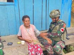 Satgas Yonif 512 Qurata Yudha Hadir Melayani Warga Distrik Waris