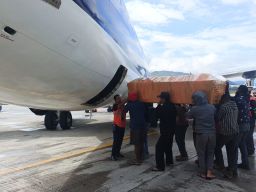 Dua Jenazah Korban Ekstremis OPM Dipulangkan dengan Pesawat Trigana Cargo