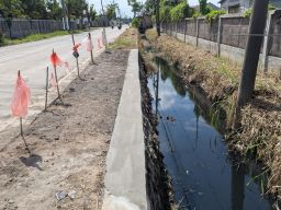 Parit Bekas Lokasi Truk Terguling di Jalan Raya Sumput Diperbaiki