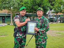 Kodim 0817 Gresik Serahkan Penghargaan Kepada Serka Muhadi dari KASAD