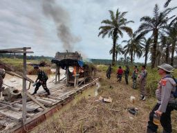 Satgas Penambangan Tanpa Izin Kabupaten Bungo Bakar 57 Unit Alat Tambang
