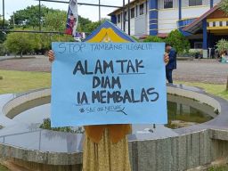 Mahasiswi Universitas Bengkulu Menyuarakan Penolakan Tambang Ilegal