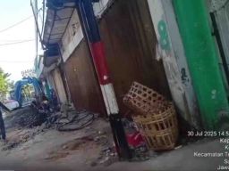 Di Siang Bolong, Sindikat Dugaan Pencurian Kabel Tembaga Telkom Beraksi di Keputran Surabaya