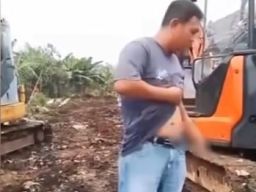 Penjaga Tambang Bawa Pistol Menakuti Warga