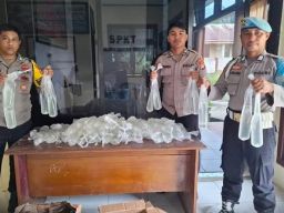 Polsek Bacan Timur Razia Kos-Kosan Desa Babang, Sita 100 Kantong Miras