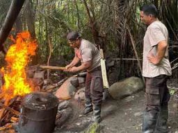 Polsek Pulau Bacan Razia Tempat Penyulingan Bahan Baku Miras