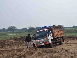 Miras Ilegal Diberantas, Proyek Urug Tanpa Izin di Desa Putat Lor Dibiarkan