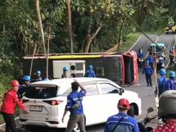 Bus Karyawan PLTU Terguling di Tanjakan Pacitan, 19 Penumpang Terluka
