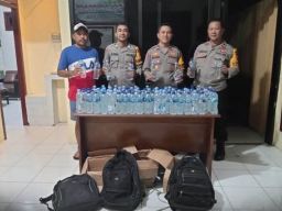 Polsek Bacan Timur Amankan 110 Botol Minuman Keras Cap Tikus