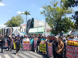 Kantor DRPD dan Bupati Situbondo Digruduk Ratusan Massa