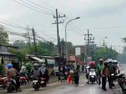 Pemotor di Jalan Bringkang Bergelimpangan Akibat Lumpur Proyek Urug
