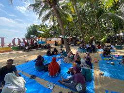 Pantai Kelapa Tuban Jadi Destinasi Wisata Favorit Keluarga