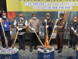 13 Juta Batang Rokok Ilegal Dimusnahkan di Madura