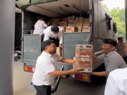 Ditreskrimsus Polda Jatim Berikan Bansos ke Korban Bencana di Aceh dan Sumatera