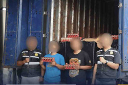 Truk Bermuatan Rokok Ilegal Diamankan di Tol Semarang Batang