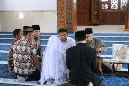 Tangis Haru Iringi Pernikahan Tahanan Polres Jepara