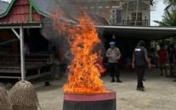 Polres Wajo Bakar Tempat Sabung Ayam di Desa Kalola