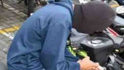 Teledor Parkir Motor di Depan Warung Makan Bebek Cabbhi, Motor Rehawati Dicuri