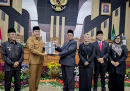 Bupati Pasuruan Sampaikan LKPJ 2025 di Sidang Paripurna DPRD