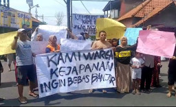 Ratusan Warga Desa Kejapanan Demo, Ancam Tutup Jalan Nasional