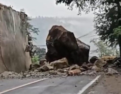 BPBD Trenggalek Kesulitan Singkirkan Batu Besar di Jalur Trenggalek Ponorogo