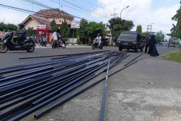Ratusan Batang Pipa Baja Terlempar dari Pikap di Jalan Desa Gambiran