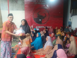 Ketua DPC PDIP Kabupaten Pasuruan Bagikan Santunan kepada Anak Yatim dan Dhuafa