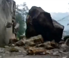 Hujan Deras dan Tebing Longsor, Jalur Trenggalek Ponorogo KM 16 Ditutup