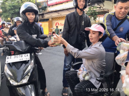 Puluhan Penyandang Disabilitas di Kota Madiun Bagi Takzil Gratis