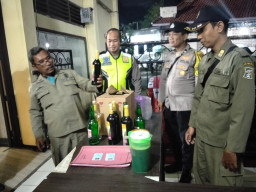 Polsek Kenjeran Amankan Miras dari Kafe Rindu yang dan Kafe Rara