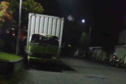 Truk Boks Diduga Pengangsu Solar Subsidi Gentayangan di SPBU Krikilan Gresik