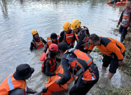 Balita Tewas Terjerumus ke Dalam Kubangan Bekas Galian C di Madiun