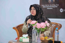 Afni Zulkifli, Mantan Wartawan yang Sukses Jadi Bupati Siak