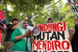 Aktivis Lingkungan dan Mahasiswa Menggelar Aksi Teatrikal Melawan Perusakan Hutan Lindung Mendiro Wonosalam