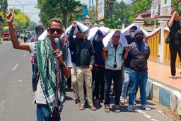 Warga Desa Bator Menggelar Aksi Demo di Depan Kantor Kejari Bangkalan