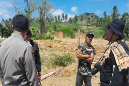 Pria Pakai Atribut TNI Melawan Polisi Saat Penertiban Tambang Ilegal di Sambati