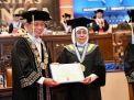 Khofifah Indar Parawansa Meraih Gelar Doktor Honoris Causa Bidang Ilmu Ekonomi dari FEB UNAIR